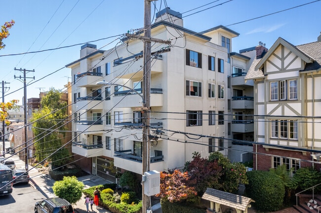 Building Photo - The Belmont Staten