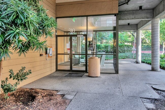 Foto del edificio - 310 N Civic Dr