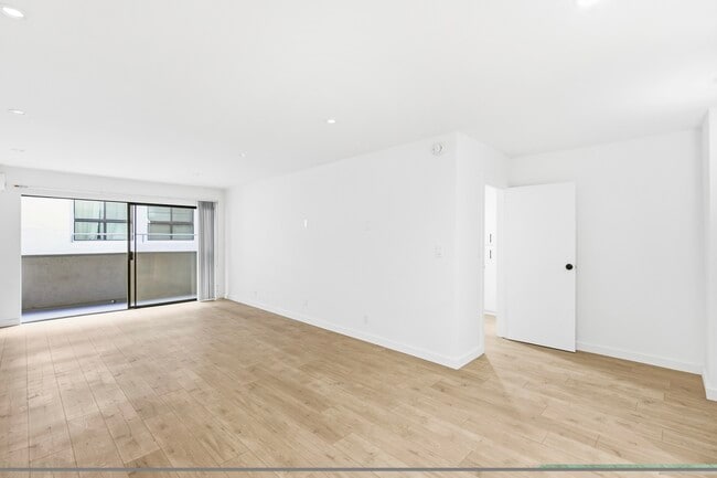 Building Photo - 642 N West Knoll Dr. Apartments