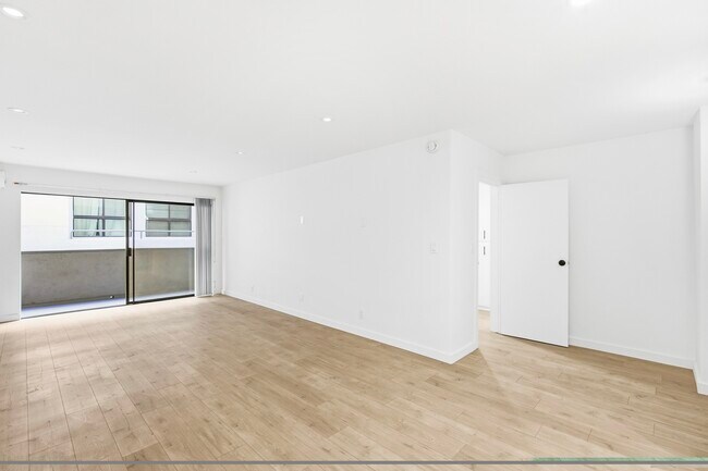 Foto del edificio - 642 N West Knoll Dr. Apartments