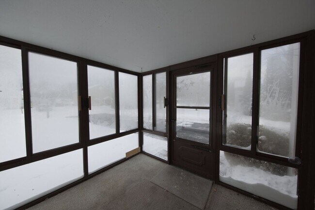 Building Photo - 9249 Whitall Ln