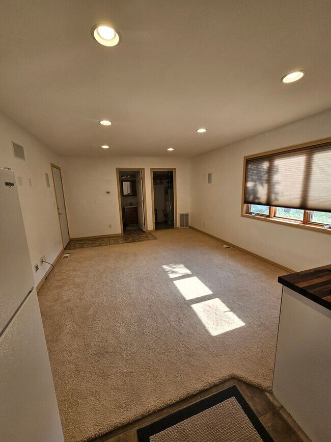 Building Photo - Adorable Cozy Large Studio House/ w Large ...