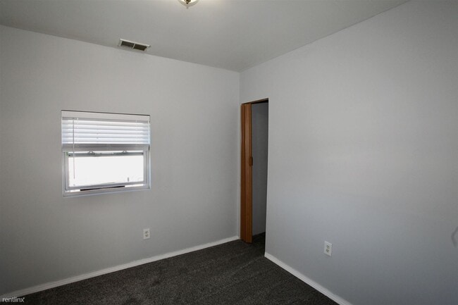 Building Photo - 2 br, 1 bath  - 3413 Gilbert St Unit 2F