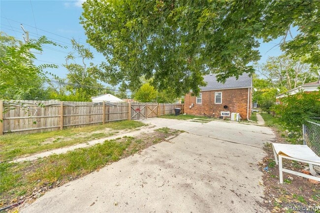 Foto del edificio - 16253 Strathmoor St