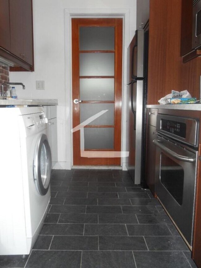 Foto del edificio - Huge penthouse unit with in unit laundry i...