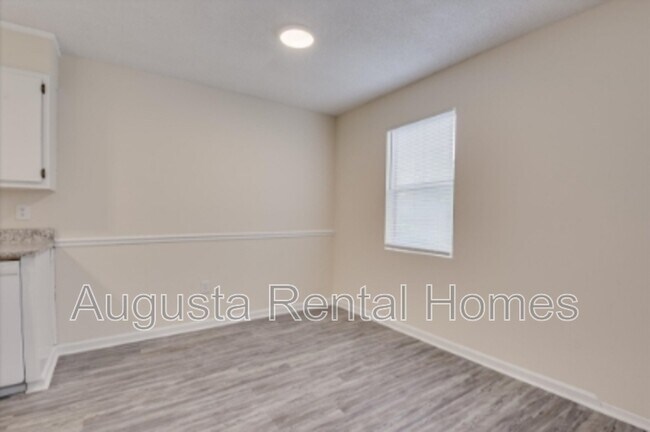 Foto del edificio - 2571 1/2 Tobacco Road - C