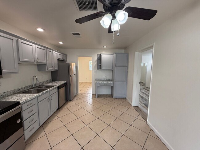 Foto del edificio - 4 Bedroom Home with Large Backyard | Modern Landscaping | Utilities Included