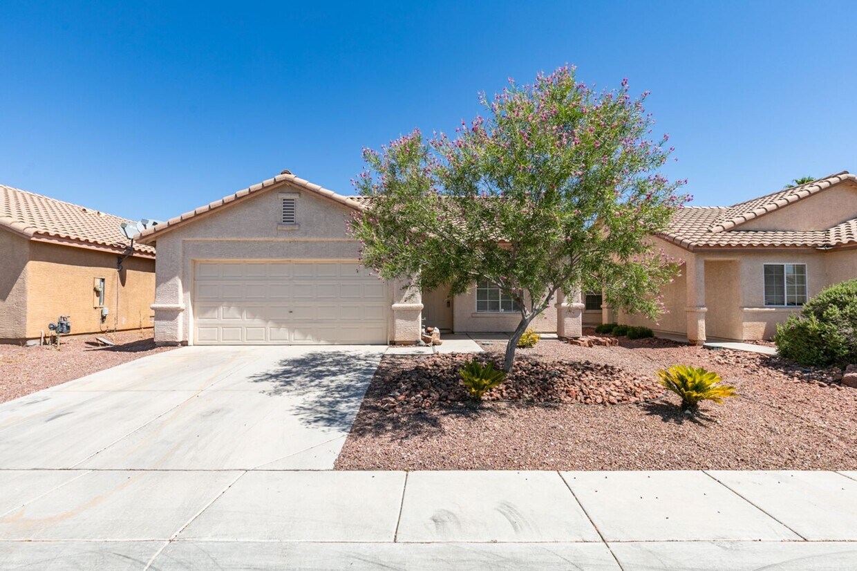 Foto principal - Charming 3 bedroom, 2 bathroom home locate...