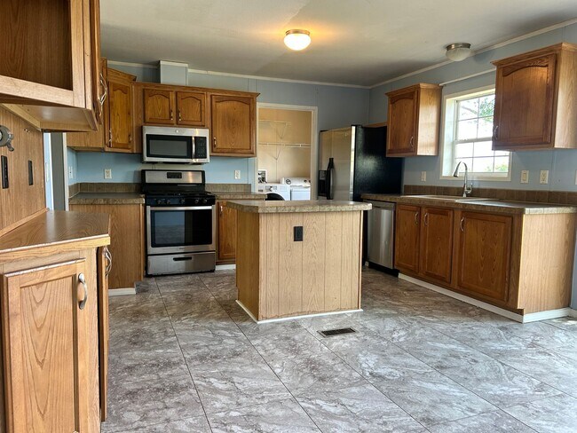 Building Photo - Spacious 4 Bedroom Home with Basement, Clo...