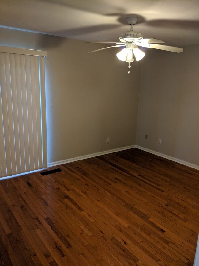 Building Photo - Spacious 2 Bedroom, 2 1/2 Bath Town House ...