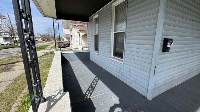 Foto del edificio - Charming 3-Bedroom Home with Convenient Lo...