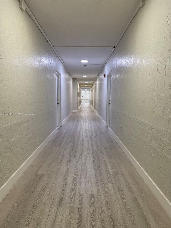 Foto del edificio - 17570 Atlantic Blvd