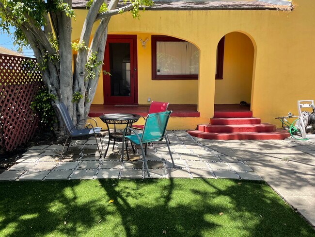 Patio - 849 N Sycamore Ave