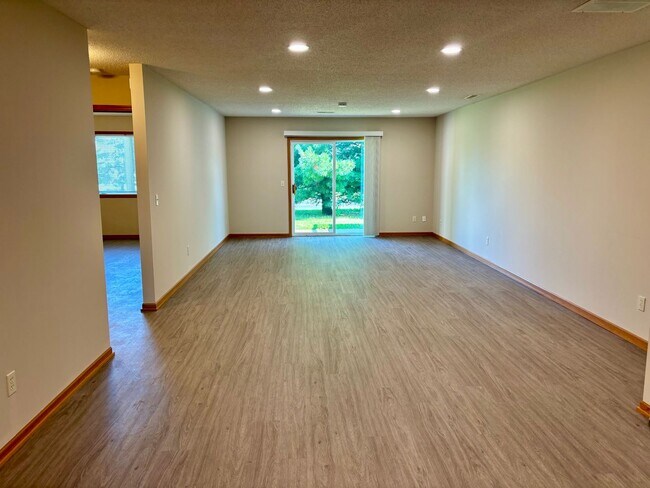 Building Photo - Updated One Level 2 Bedroom Townhome