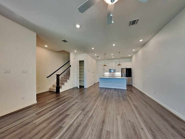 Foto del edificio - 7511 Edgeware Rd