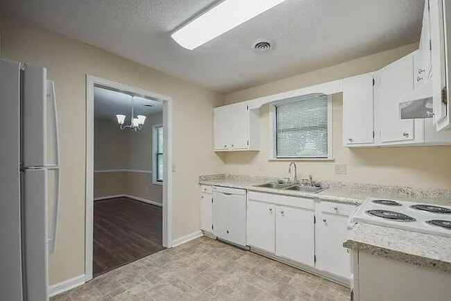 Building Photo - 105 Fallsbury Rd