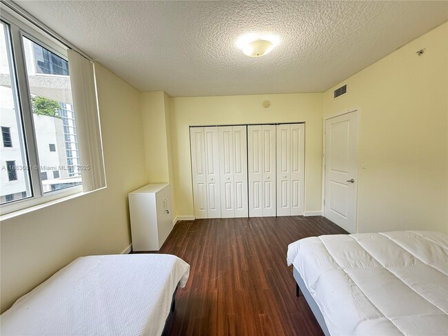 Foto del edificio - 601 NE 23rd St