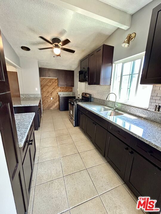 Foto del edificio - 8198 Helena Ave