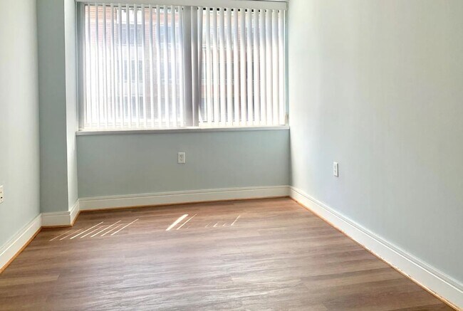 Foto del edificio - Short Walk to the Wharf! - Professionally Managed  and Spacious 1BR With Monument Views