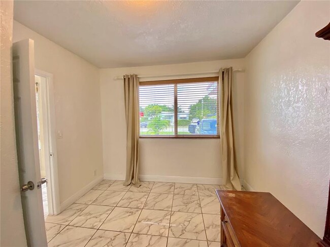 Building Photo - 2541 SW 54th Ave