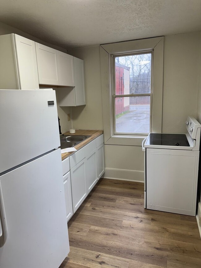 Building Photo - 325-327 2nd Street