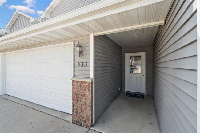 Building Photo - 533 E Goldfinch Dr