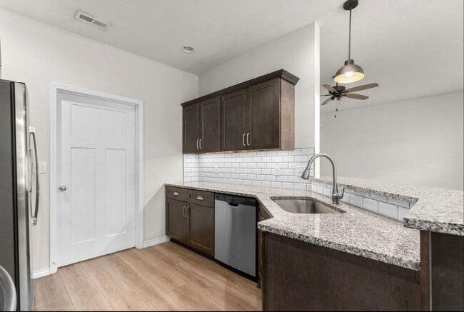 Building Photo - NEW LUXURY 3 BED 2 BATH 2 CAR GARAGE DUPLEX