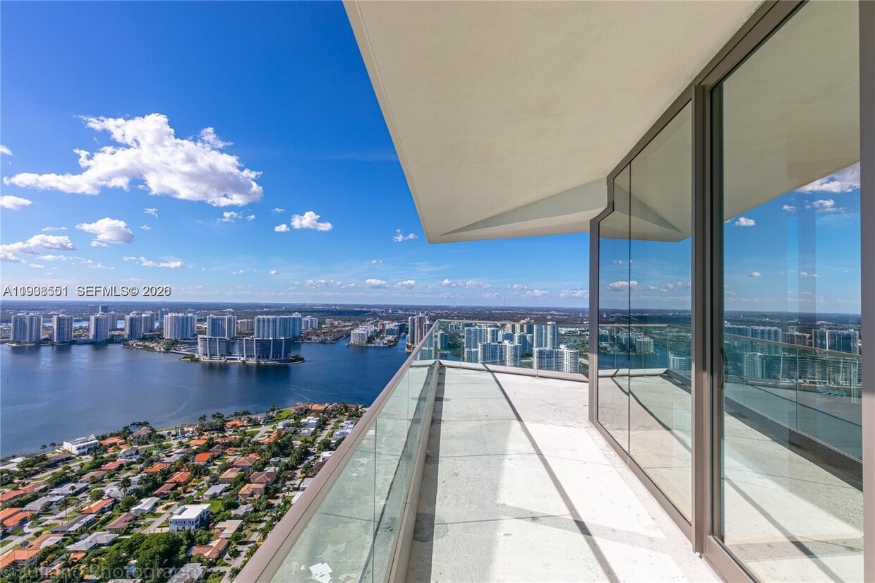 Building Photo - 18975 Collins Ave