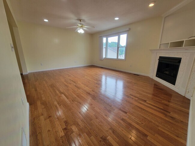 Foto del edificio - 3 bed 2.5 bath on West Run Road -- Available 04/01/26