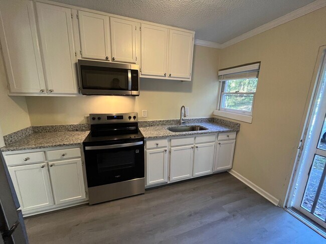 Building Photo - Newly Renovated 2BR | 5-Min Walk to UNC & Merritt's