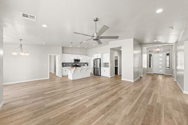 Foto del edificio - 4 bed plus RV Garage