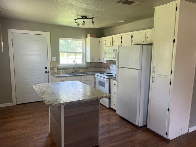 Building Photo - 216 Creekview Ln