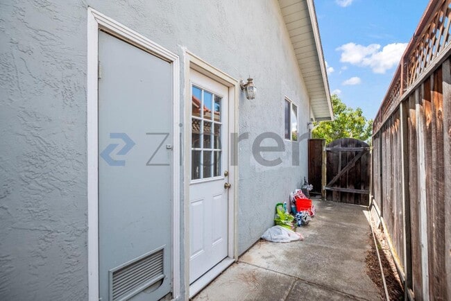 Building Photo - Unit