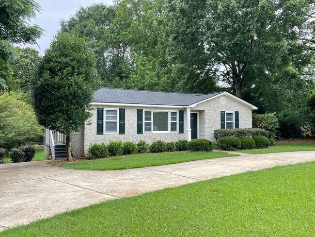 Foto del edificio - Charming Watkinsville Home Available