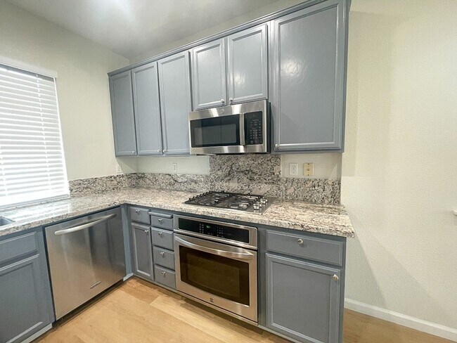 Foto del edificio - Upgraded 3 bedroom 2.5 half bath home in C...