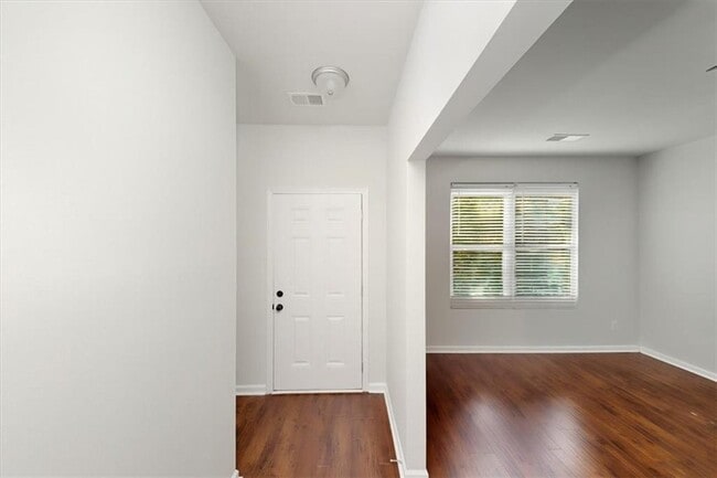 Building Photo - 541 Tulip Ln