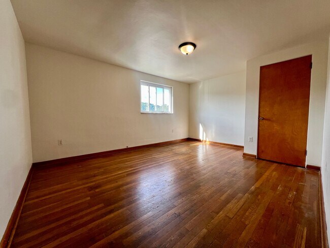 Foto del edificio - Cozy Two Bedroom Townhome with Central AC & Off-Street Parking! Call Today to Schedule a Tour!