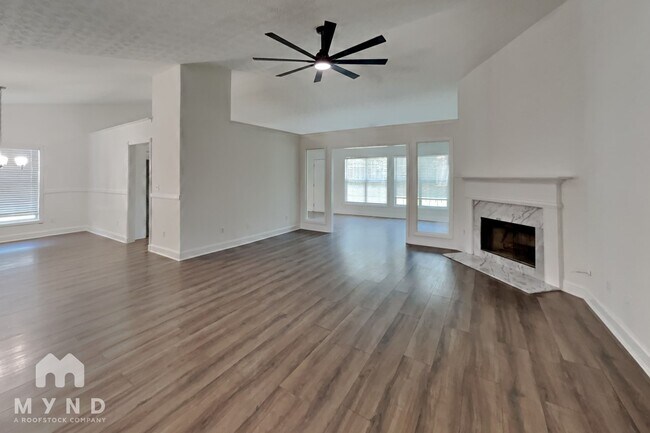 Foto del edificio - 3992 Moore Creek Dr