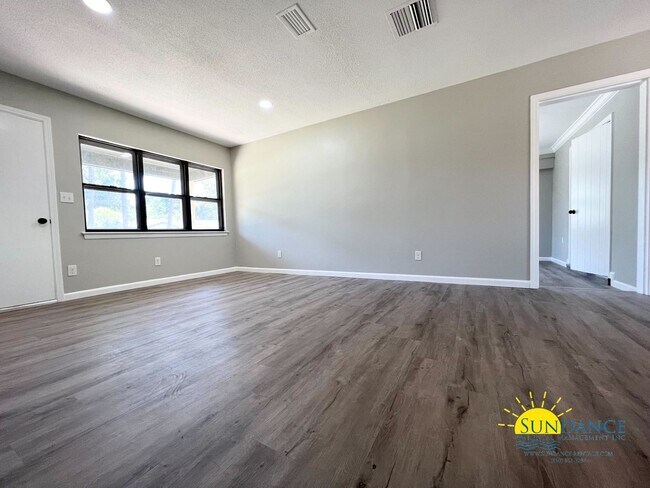 Building Photo - Newly Renovated 4 Bedroom Home in FWB!