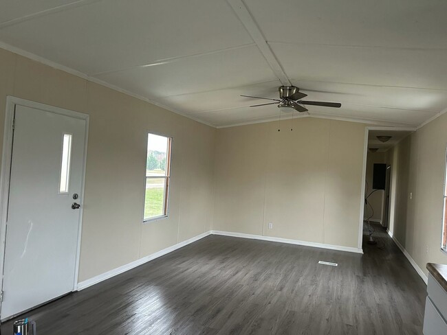 Building Photo - 2 BDR / 1 BA Newly remodeled