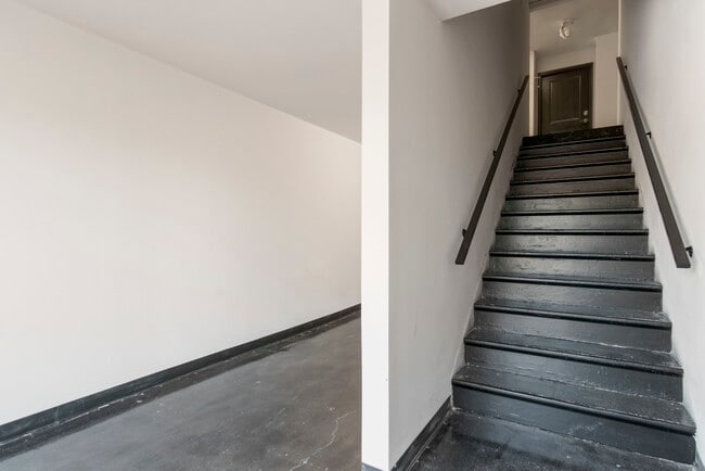 Building Photo - Legacy