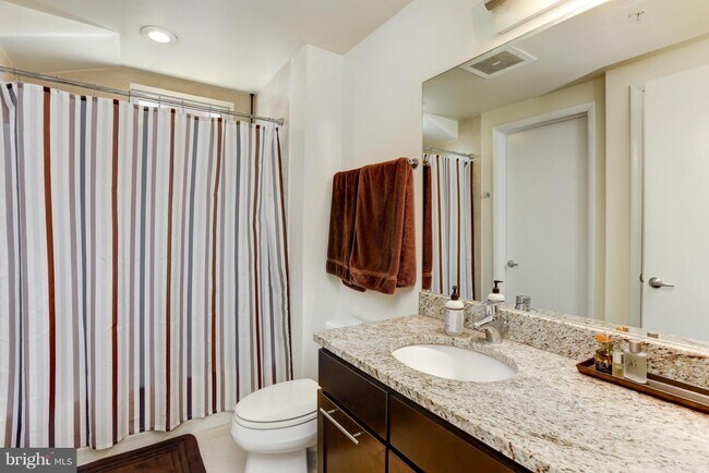 Baño - 149 W St NW