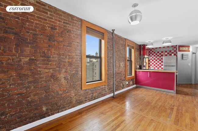 Building Photo - 347 E 5th St