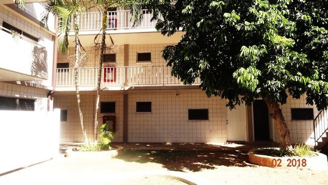 Building Photo - 611 University Ave