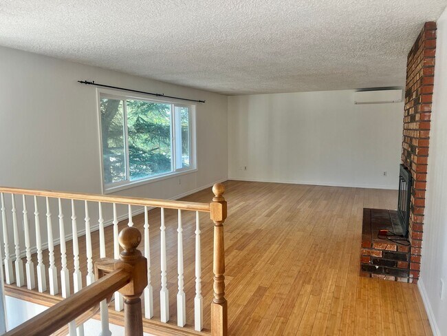 Foto del edificio - 2 WEEKS FREE RENT! Mini Mansion in Salmon ...