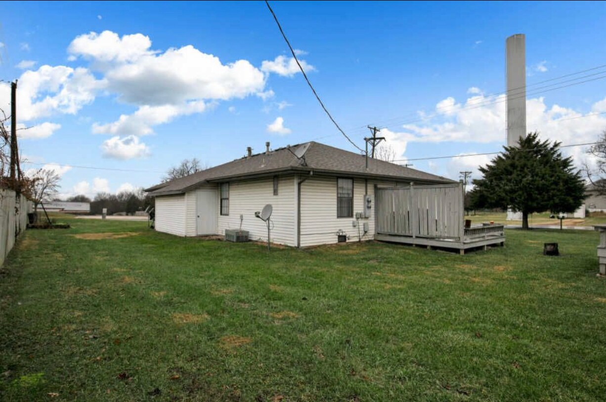 Primary Photo - 670 W Meadowridge Dr