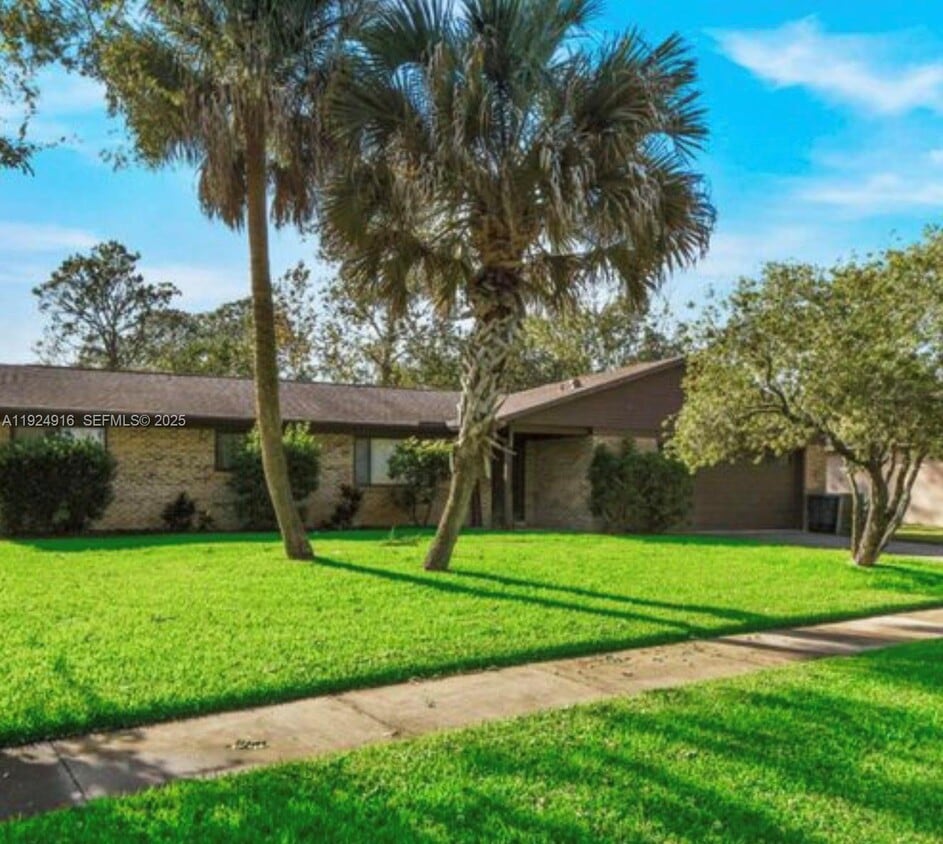 Foto principal - 168 Westwood Dr