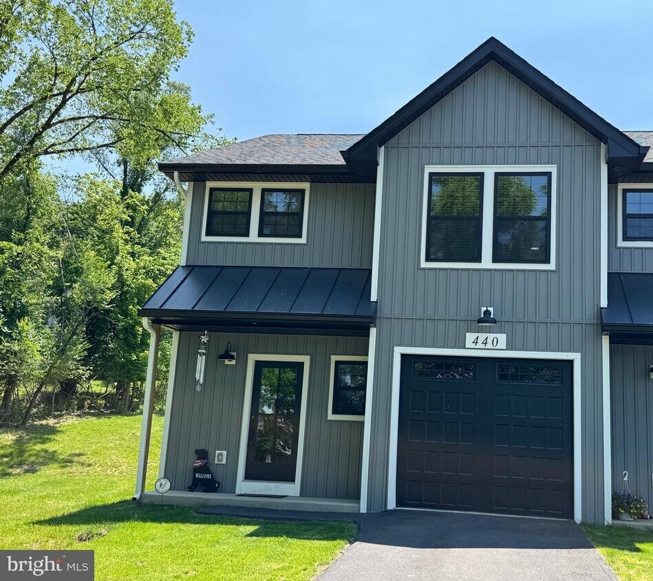 Foto principal - 440 W Gravel Ln