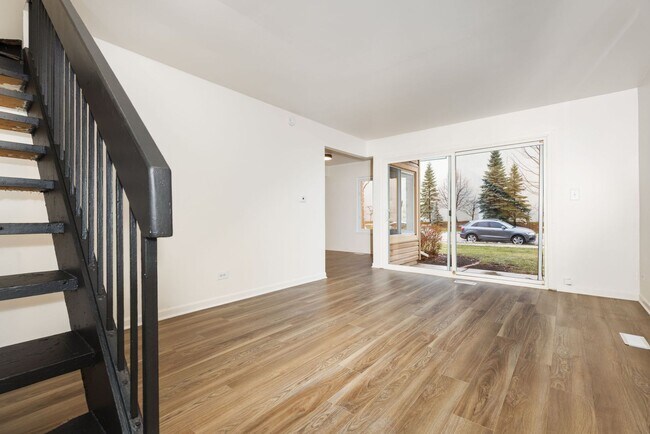 Building Photo - 1353 Kingsbury Dr