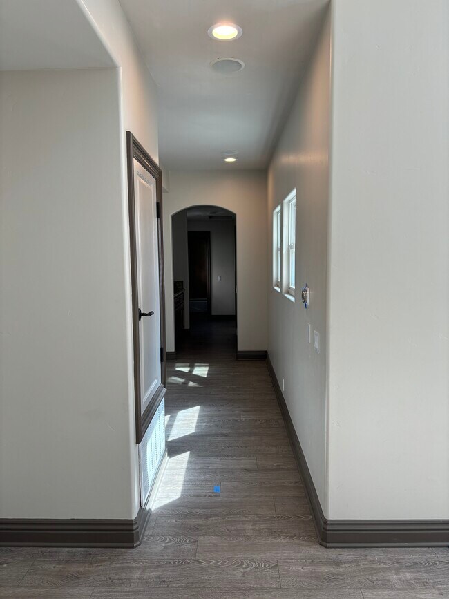 Building Photo - 308 2nd St